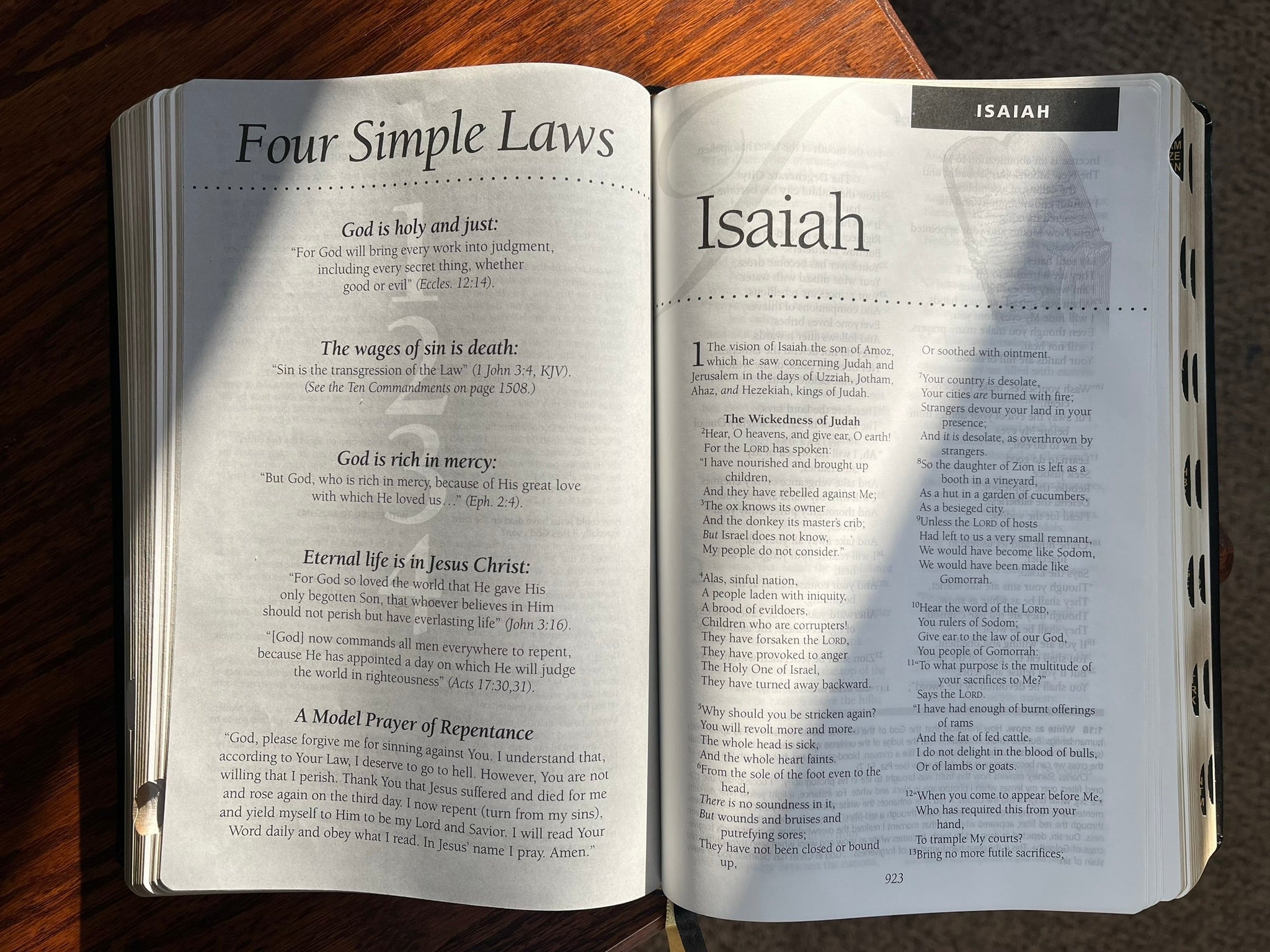 NKJV Evidence Study Bible: Black Recycled Cowhide Leather Bible in a Presentation Box Leather Bound – February 1, 2026 - Faith & Flame - Books and Gifts - Bridge Logos - 9781610369206